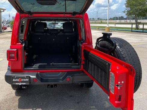 Used 2019 Jeep Wrangler Unlimited Sahara AWD/4WD image 10