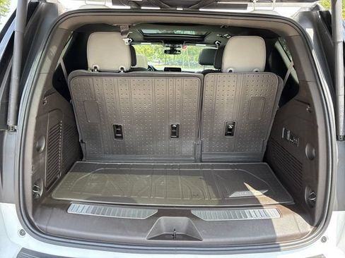 Used 2022 Chevrolet Tahoe Z71 w/ Luxury Package AWD/4WD image 6