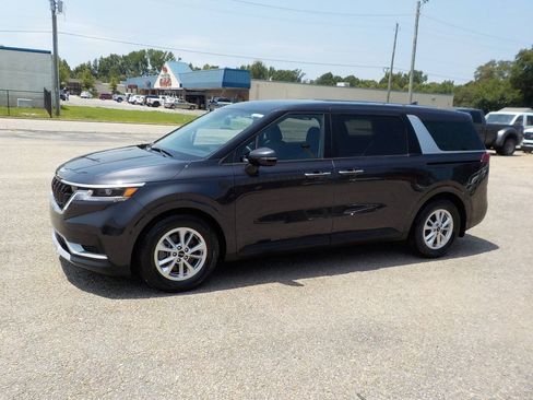 Used 2022 Kia Carnival LX FWD image 1
