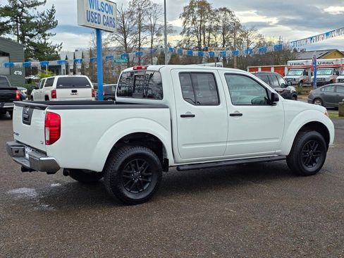 Used 2015 Nissan Frontier SV image 2