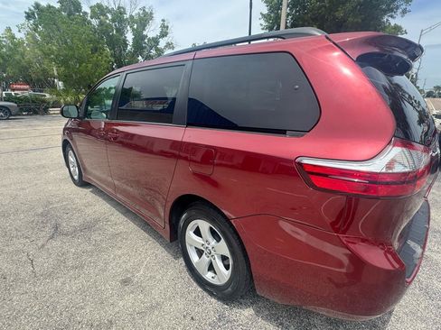 Used 2019 Toyota Sienna LE FWD image 4