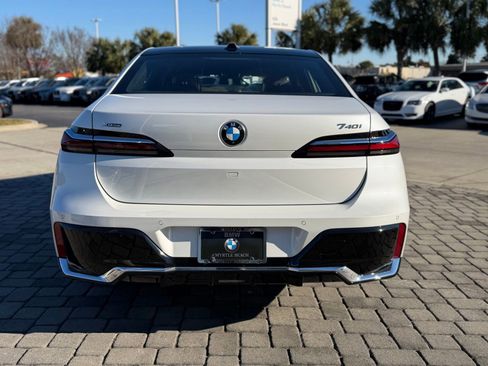 Used 2025 BMW 740i xDrive w/ Premium Package image 9