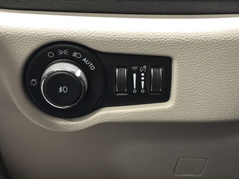 Used 2023 Chrysler Pacifica Limited w/ Uconnect Theater Family Group FWD image 37
