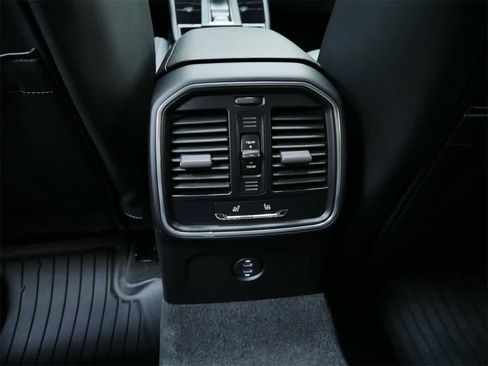 Used 2025 Porsche Macan image 15