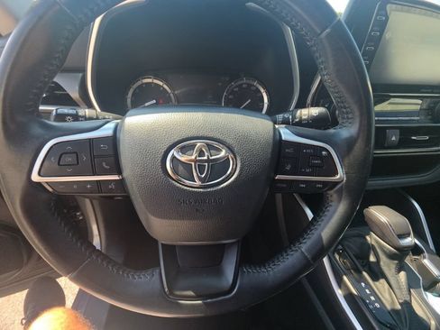 Used 2022 Toyota Highlander XLE AWD/4WD image 16