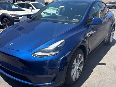 Used 2024 Tesla Model Y Long Range AWD/4WD image 1