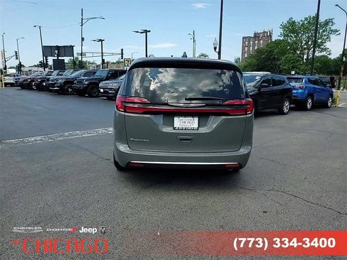 New 2025 Chrysler Pacifica Select image 6