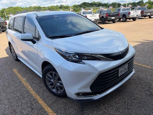 Used 2024 Toyota Sienna XLE FWD image 1