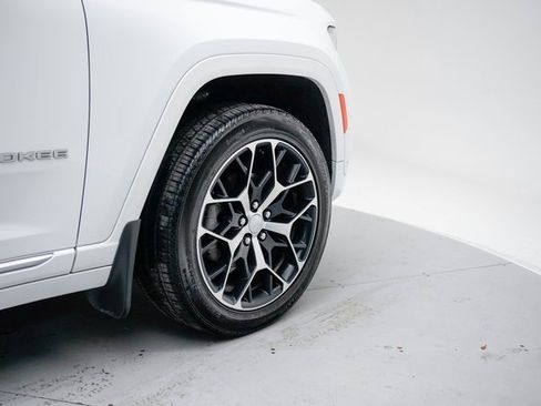 Used 2024 Jeep Grand Cherokee Summit image 11