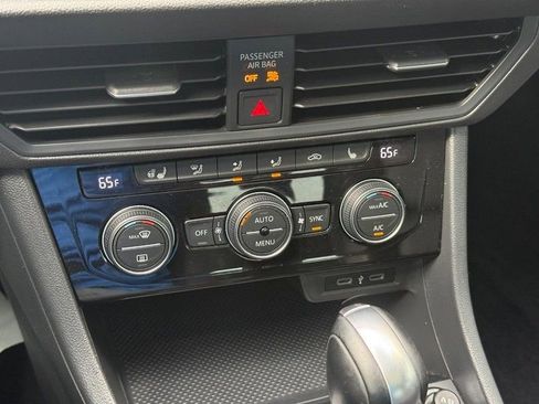 Used 2020 Volkswagen Jetta SE w/ SE Cold Weather Package FWD image 28