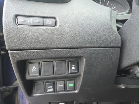 Used 2018 Nissan Rogue SV AWD/4WD image 18