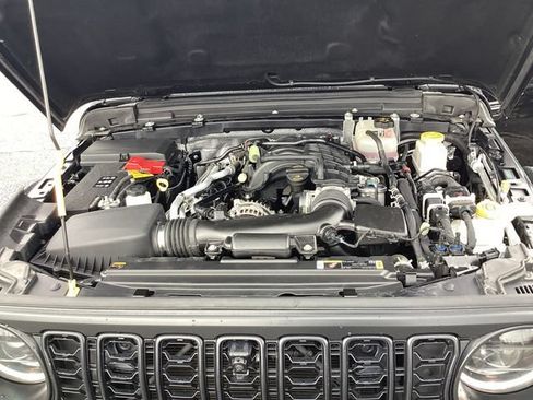 Used 2024 Jeep Gladiator Rubicon w/ Technology Group AWD/4WD image 19
