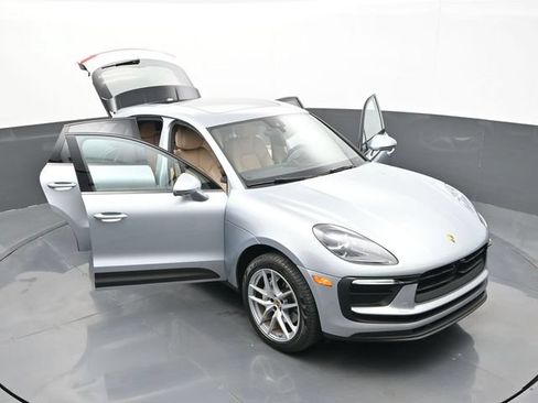 Certified 2022 Porsche Macan AWD/4WD image 33