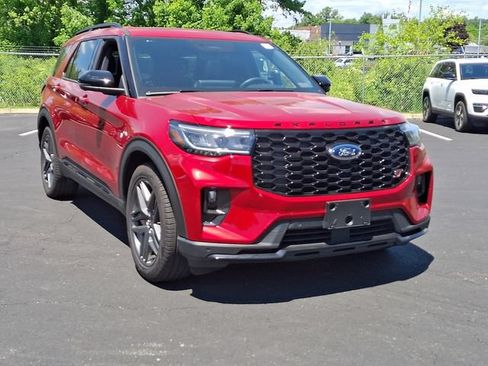 Used 2025 Ford Explorer ST AWD/4WD image 2