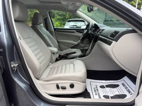 Used 2016 Volkswagen Passat 3.6 SEL Premium FWD image 18