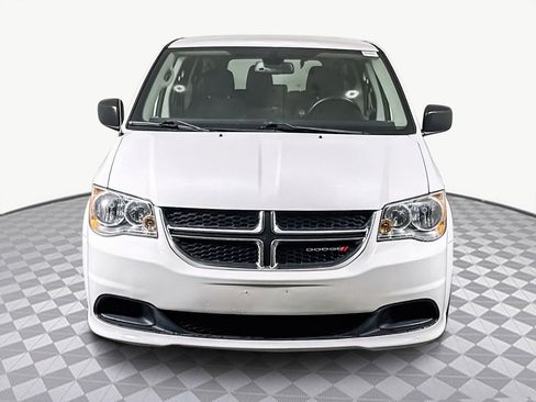 Used 2019 Dodge Grand Caravan SE w/ UConnect Hands-Free Group image 2