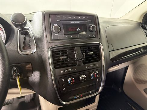 Used 2016 Dodge Grand Caravan American Value Package FWD image 12