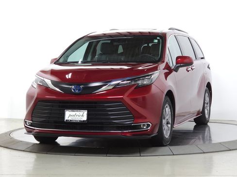Used 2022 Toyota Sienna XLE w/ XLE Plus Package AWD/4WD image 4