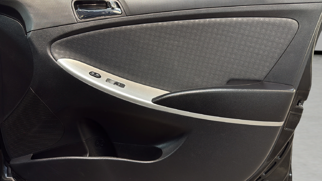 Used 2014 Hyundai Accent SE FWD image 9