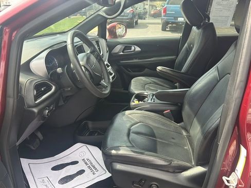 Used 2022 Chrysler Pacifica Touring-L w/ S Appearance Package image 9