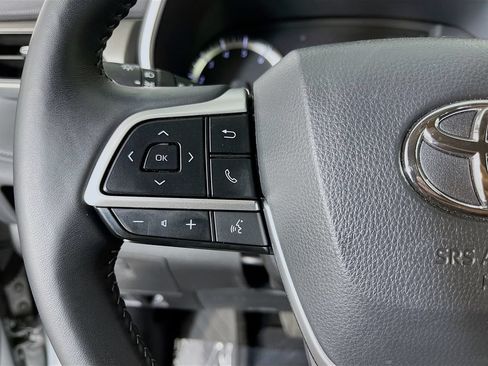 Used 2025 Toyota Highlander XLE FWD image 15