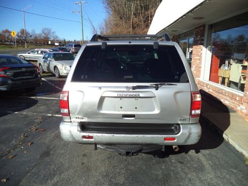 Used 2004 Nissan Pathfinder SE w/ (SRF) SE Sunroof Pkg image 3