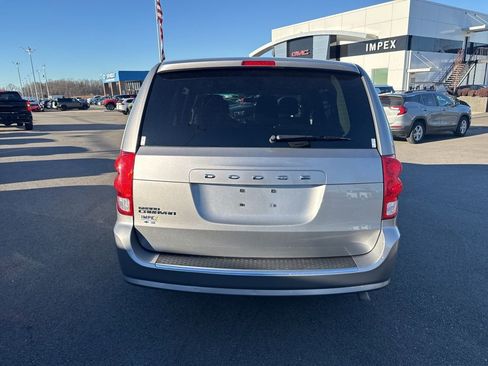 Used 2017 Dodge Grand Caravan SE image 4