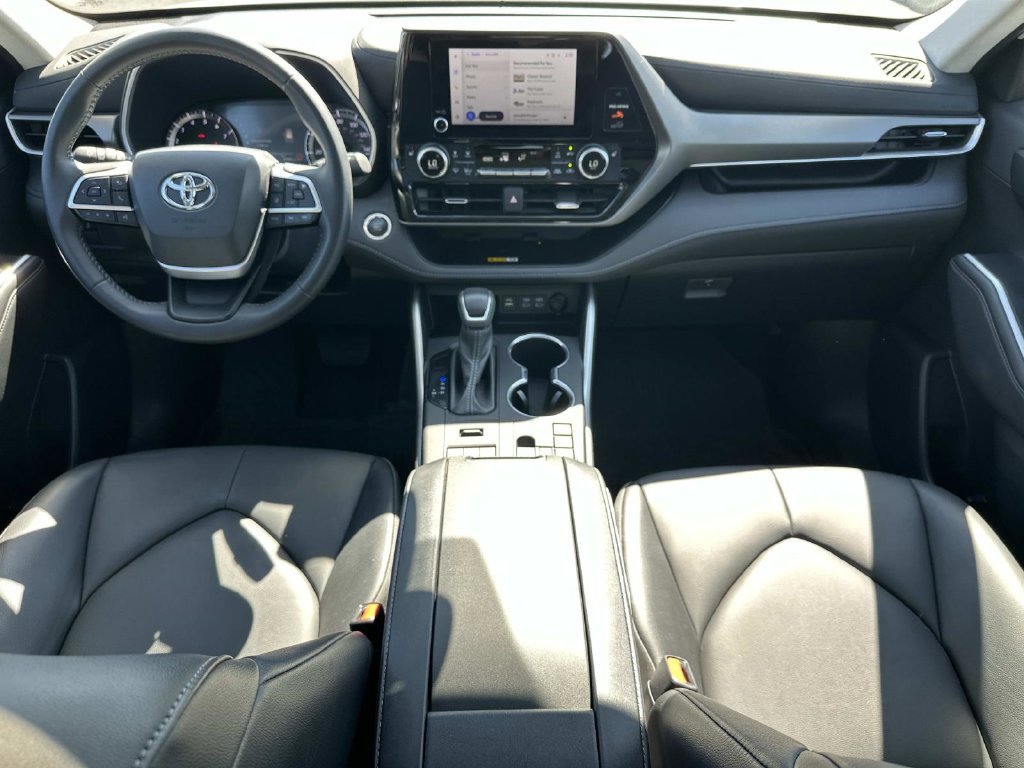 Used 2024 Toyota Highlander XLE AWD/4WD image 14