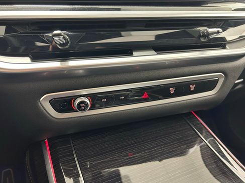 Used 2025 BMW X7 M60i image 19