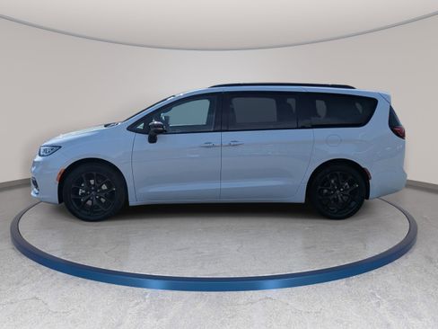 New 2026 Chrysler Pacifica Limited FWD image 8