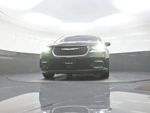 Used 2023 Chrysler Pacifica Limited FWD image 10