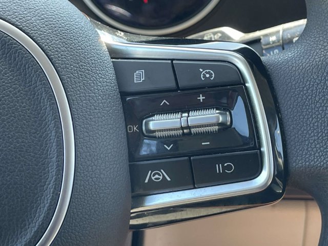 Certified 2024 Kia Carnival LX FWD image 20