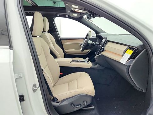 New 2026 Volvo XC90 B6 Core image 18