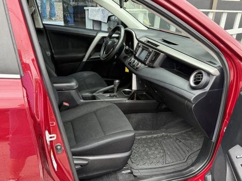 Used 2018 Toyota RAV4 LE FWD image 5