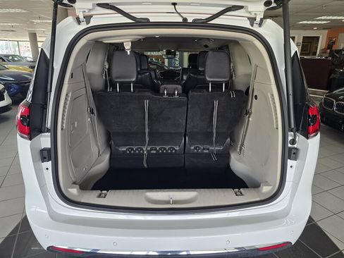 Used 2023 Chrysler Pacifica Touring-L FWD image 35