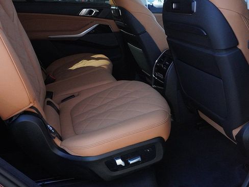 Used 2024 BMW X7 xDrive40i w/ Premium Package image 40