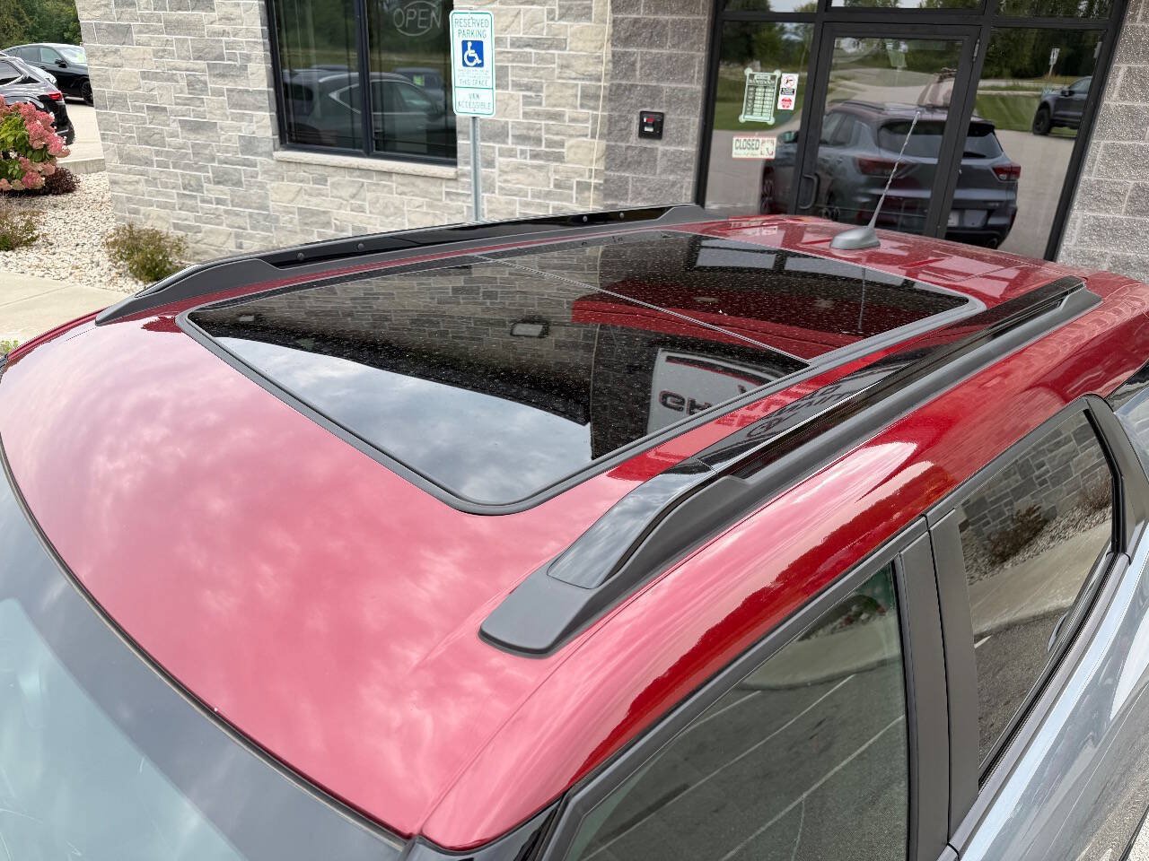 Used 2022 Chevrolet TrailBlazer RS w/ Sun and Liftgate Package FWD image 4