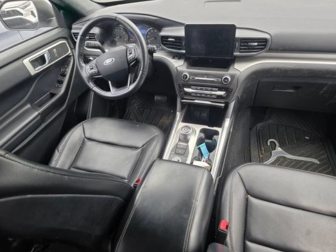 Used 2020 Ford Explorer XLT w/ Equipment Group 202A AWD/4WD image 15