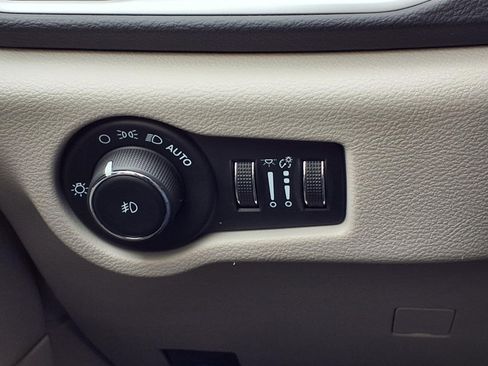 Used 2024 Chrysler Pacifica Touring-L image 20