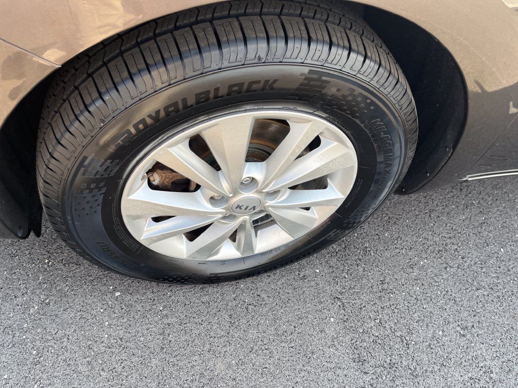 Used 2016 Kia Sedona LX w/ LX Convenience Package FWD image 9