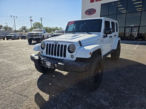 Used 2015 Jeep Wrangler Unlimited Sahara image 3