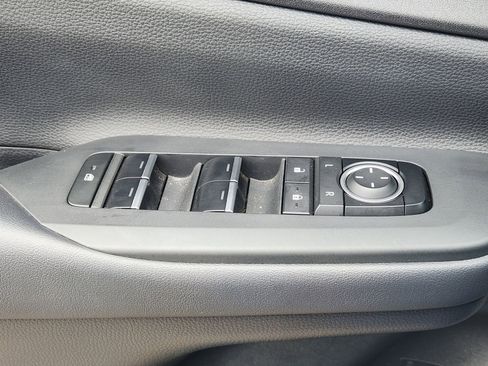 Used 2025 Toyota Prius Plug-In Hybrid image 28