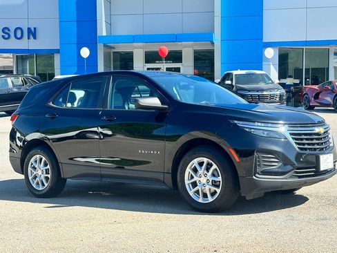 Used 2023 Chevrolet Equinox LS image 2