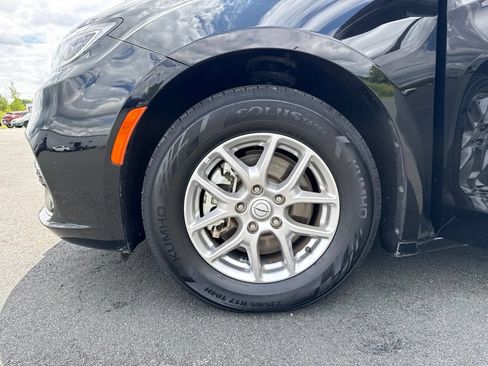 Used 2025 Chrysler Pacifica Select FWD image 41
