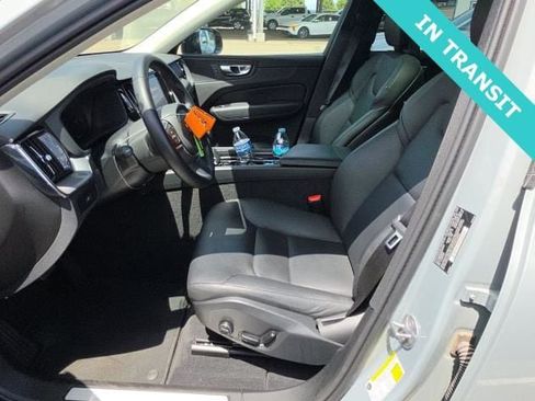 Used 2025 Volvo XC60 B5 Core AWD/4WD image 2