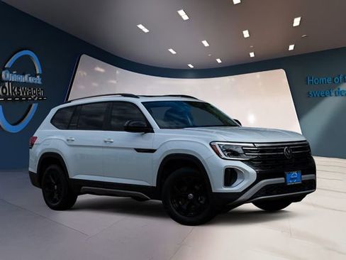 Used 2024 Volkswagen Atlas Peak Edition SEL image 2