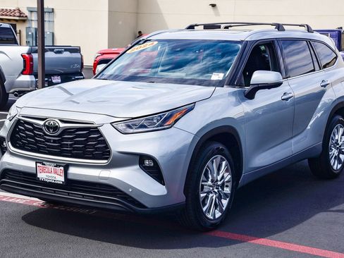 Used 2024 Toyota Highlander Limited image 3