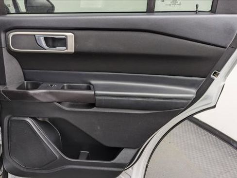 Used 2020 Ford Explorer XLT image 18