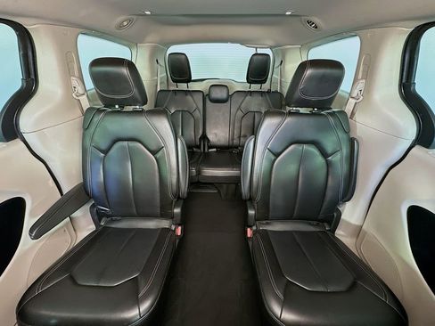 Used 2023 Chrysler Pacifica Touring-L FWD image 13