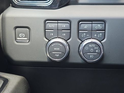 Used 2024 GMC Sierra 1500 AT4 w/ Technology Package AWD/4WD image 29